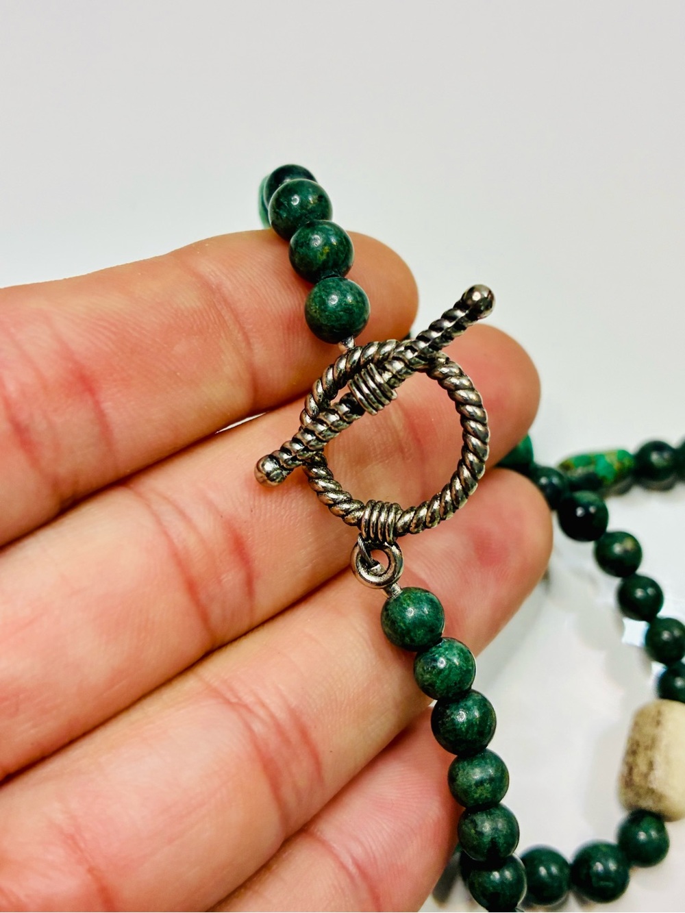 Green Natural Stone Beaded Necklace Cream Accents Toggle Clasp Easy Boho Chic - Picture 6 of 13